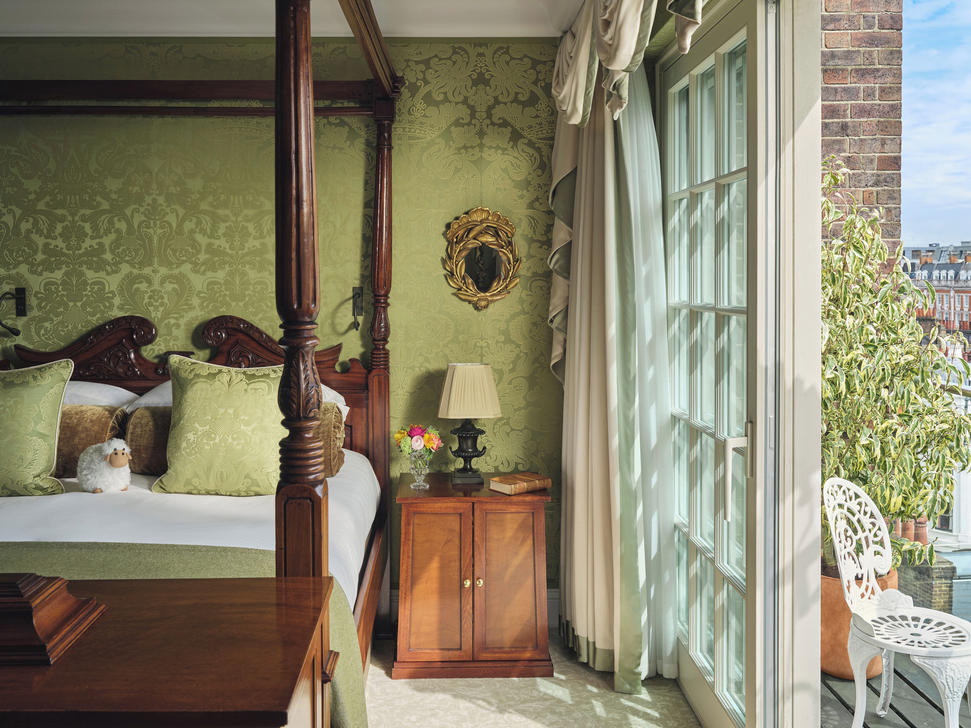 egyptian cotton sheets, premium bedding, pillow-top beds, in-room safe