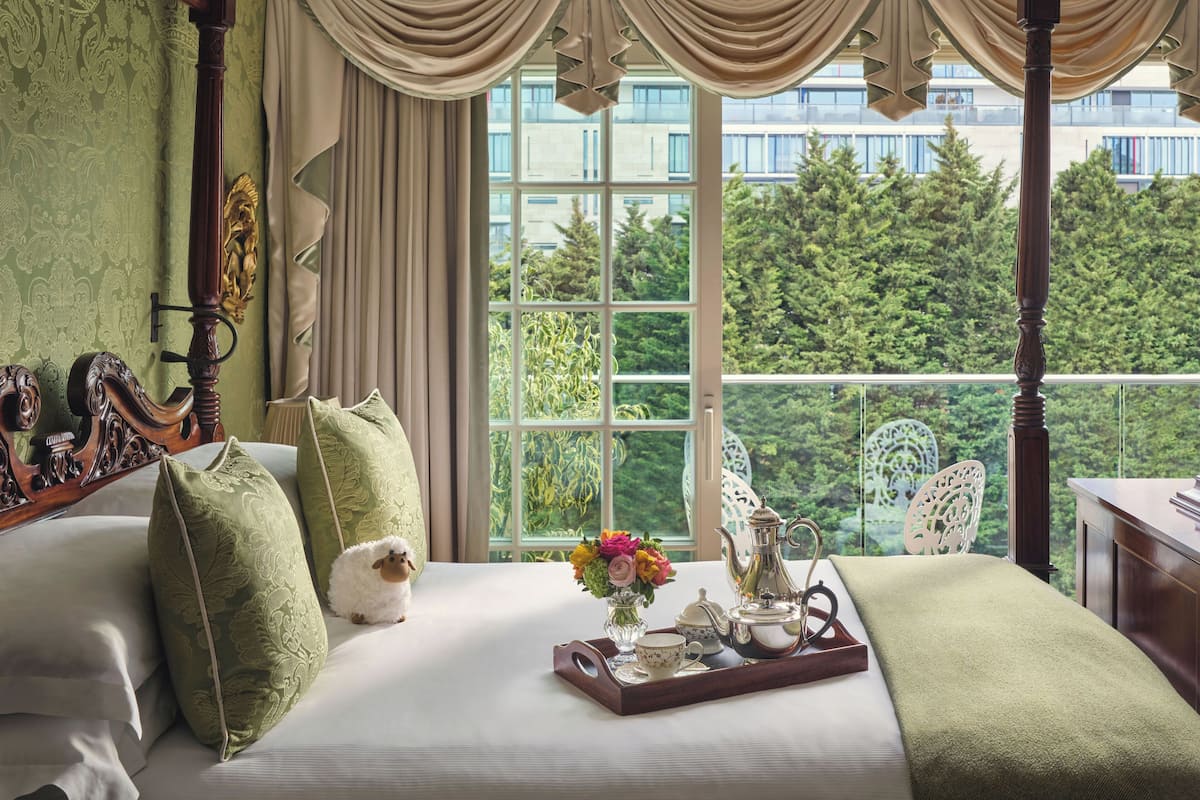 Egyptian cotton sheets, premium bedding, pillowtop beds, in-room safe
