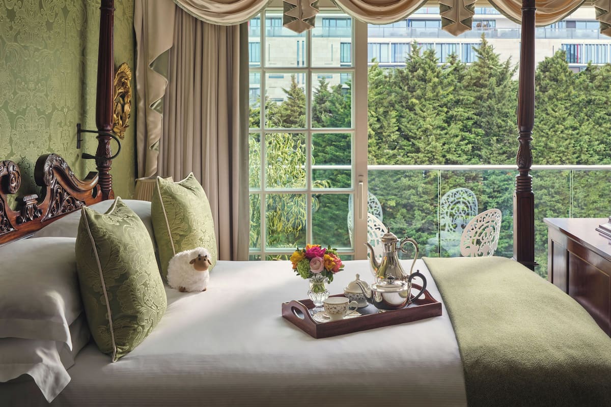 Egyptian cotton sheets, premium bedding, pillowtop beds, in-room safe