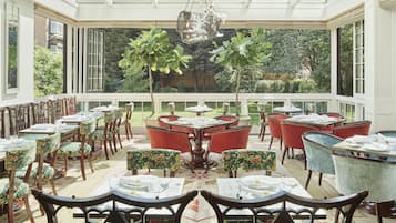 Se sirven desayunos, comidas, cenas y cocina local