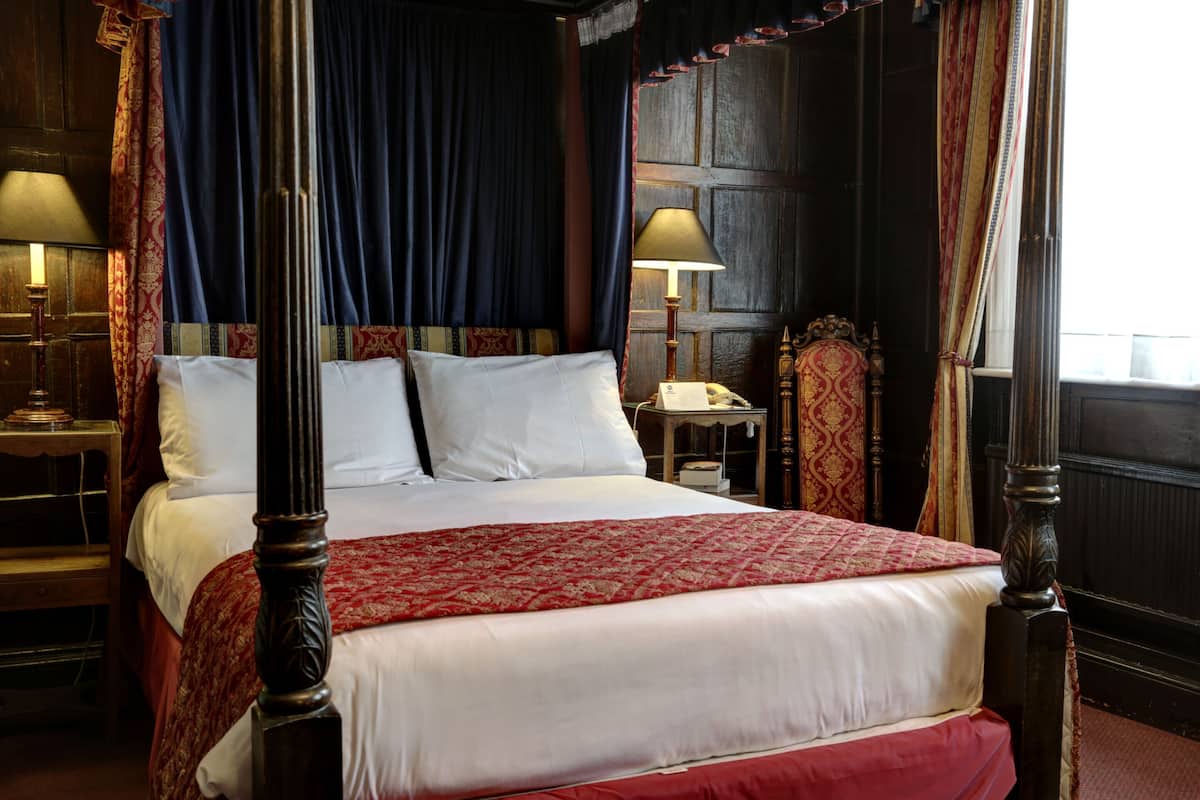Superior Double Room, Ensuite, City View (Victoria Room 4 Poster) | 1 bedroom, desk, blackout drapes, iron/ironing board