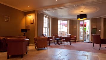 Quarto solteiro, suíte, vista para a cidade | Saguão