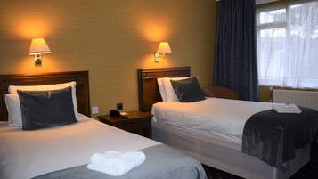 1 habitación, escritorio y cortinas blackout