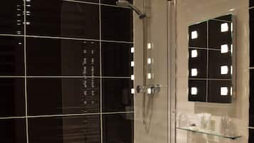 Deep-soaking bathtub, free toiletries, hair dryer, towels