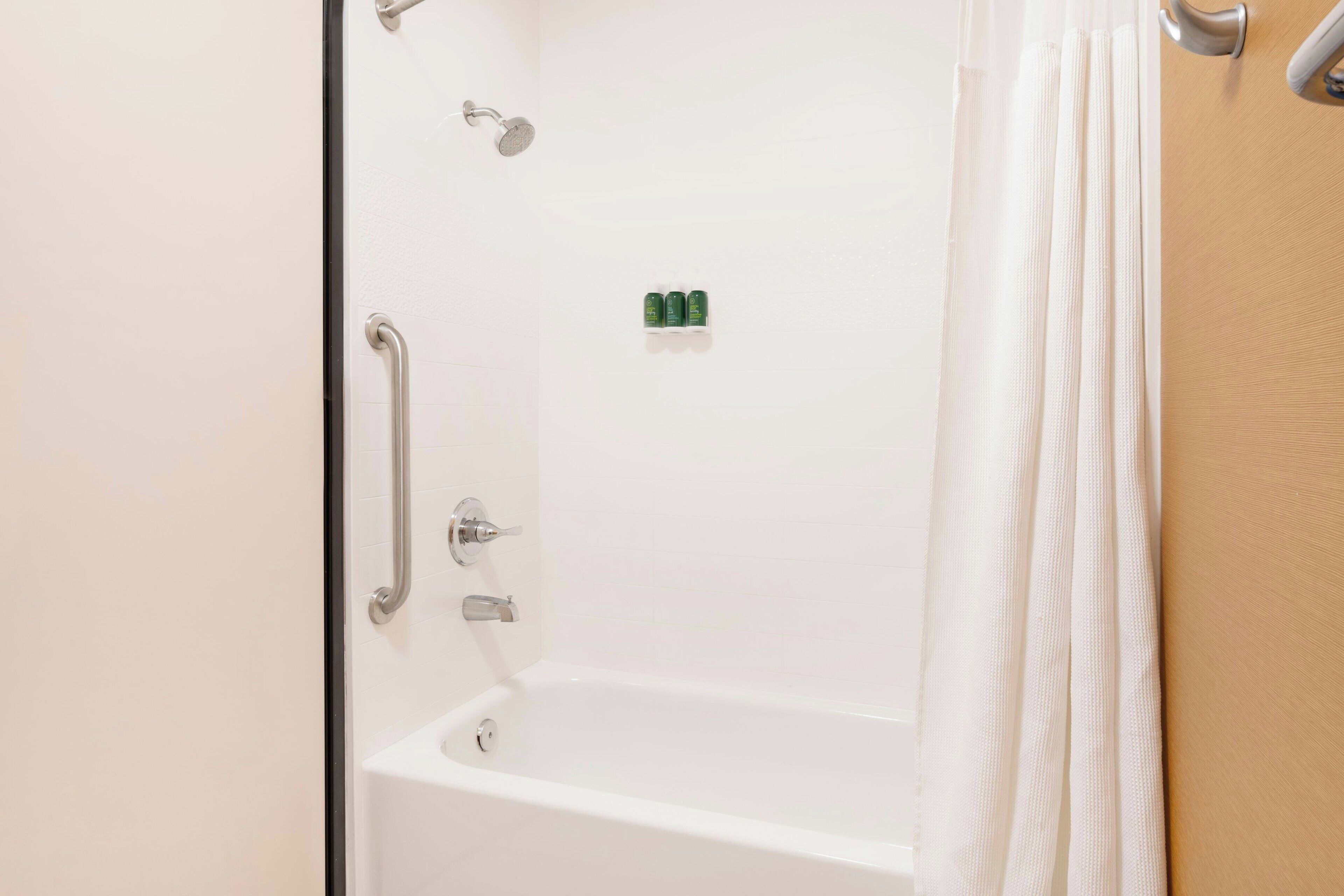 combined shower/bathtub, hair dryer, towels