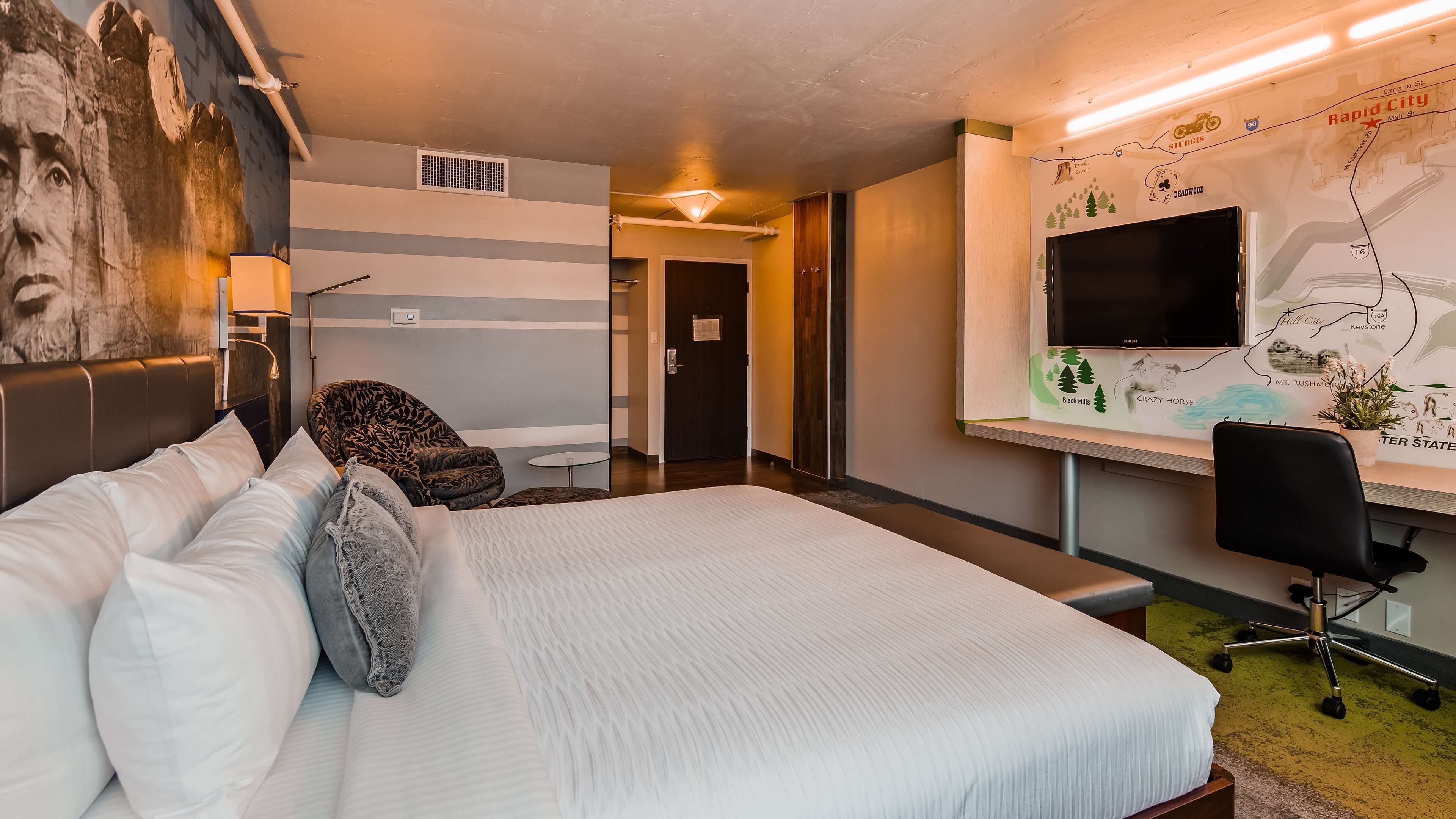 presidential room, 1 king bed, non smoking, refrigerator | premium bedding, pillow-top beds, laptop workspace, iron/ironing board