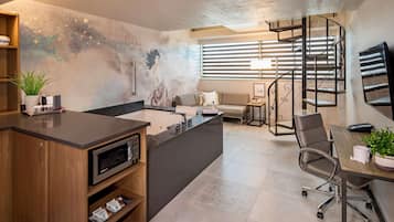 Eine moderne Küche mit Einbau-Mikrowelle, Spüle und Holzschrank.