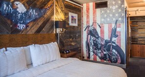 Standard Room, 1 King Bed, Non Smoking, Refrigerator | Premium bedding, pillowtop beds, laptop workspace, iron/ironing board