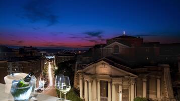 Lunch, dinner served; Italian cuisine, al fresco dining