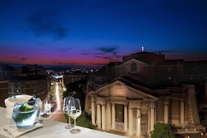 Lunch, dinner served; Italian cuisine, alfresco dining