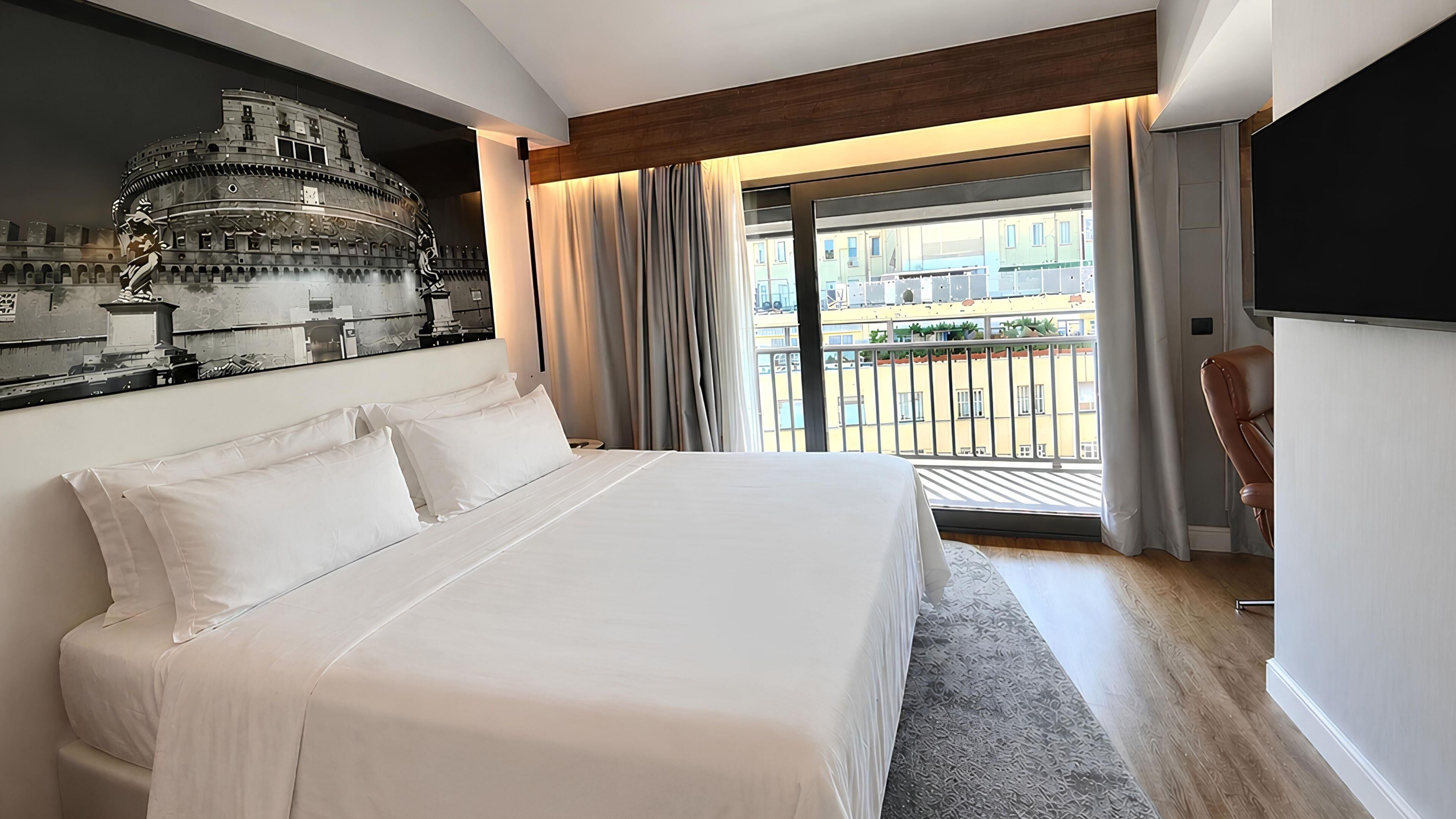 Suite, Balcony | Premium bedding, down comforters, memory foam beds, minibar