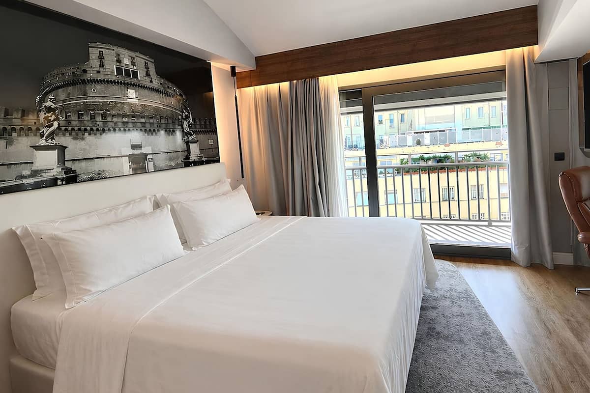 Suite, Balcony | Premium bedding, down comforters, memory foam beds, minibar