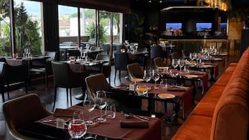 3 restaurants; breakfast, lunch and dinner served