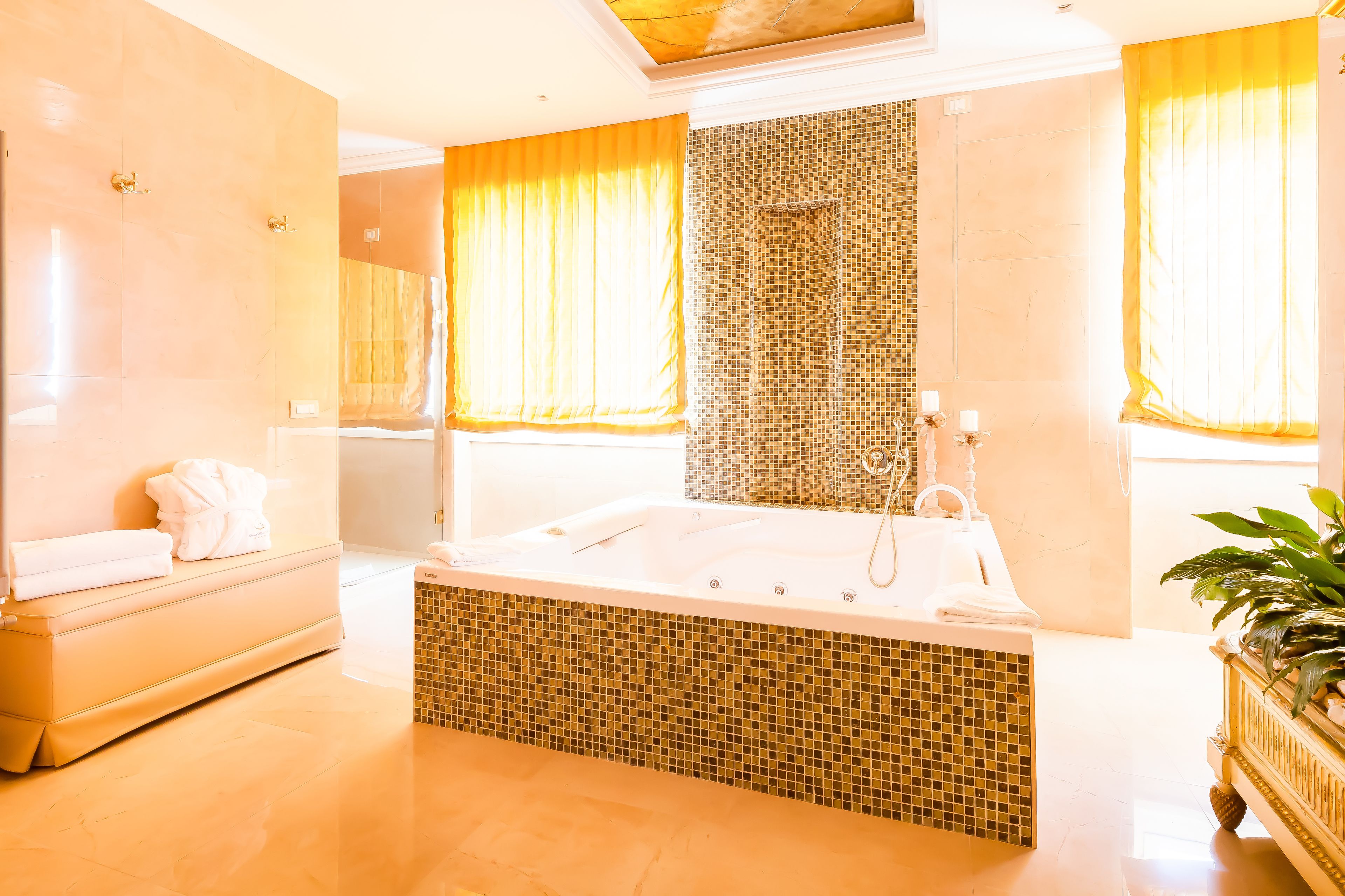 Un baño moderno con una bañera grande, una zona de ducha separada y un lavamanos con espejo.