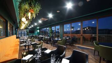 Déjeuner et dîner servis sur place, restauration en plein air