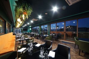 Déjeuner et dîner servis sur place, restauration en plein air