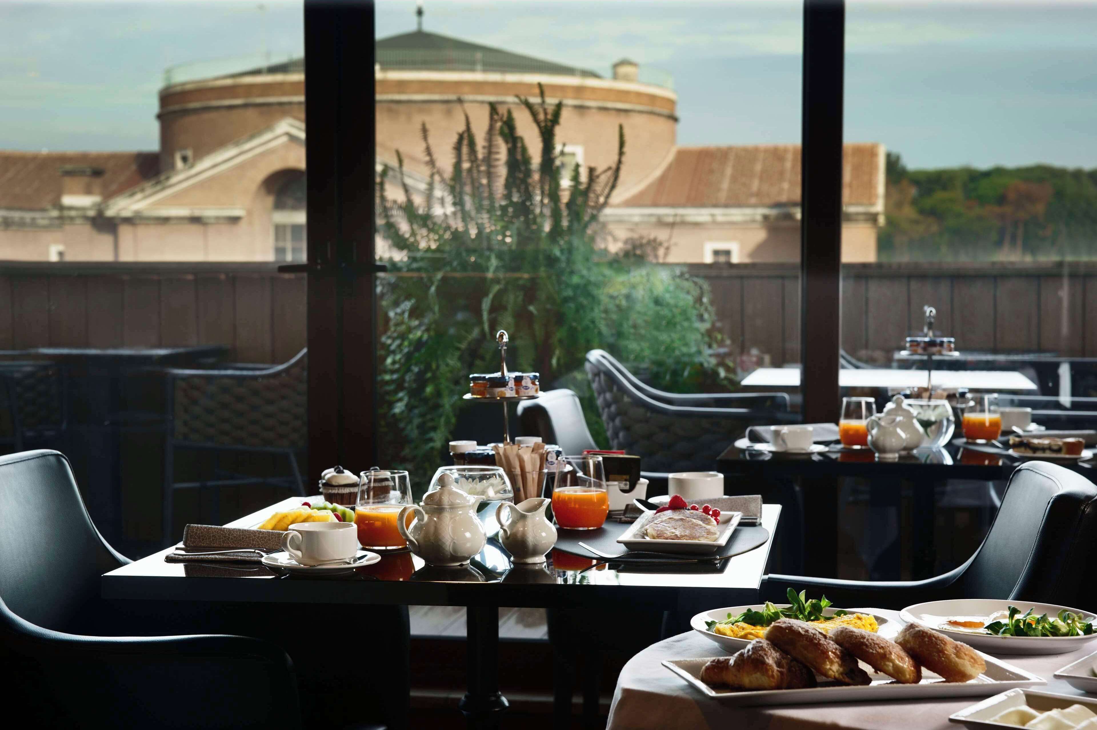 Tägliches Frühstücksbuffet (15 EUR pro Person)