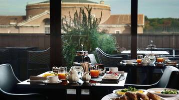 每日供應自助早餐 (每人 EUR15)