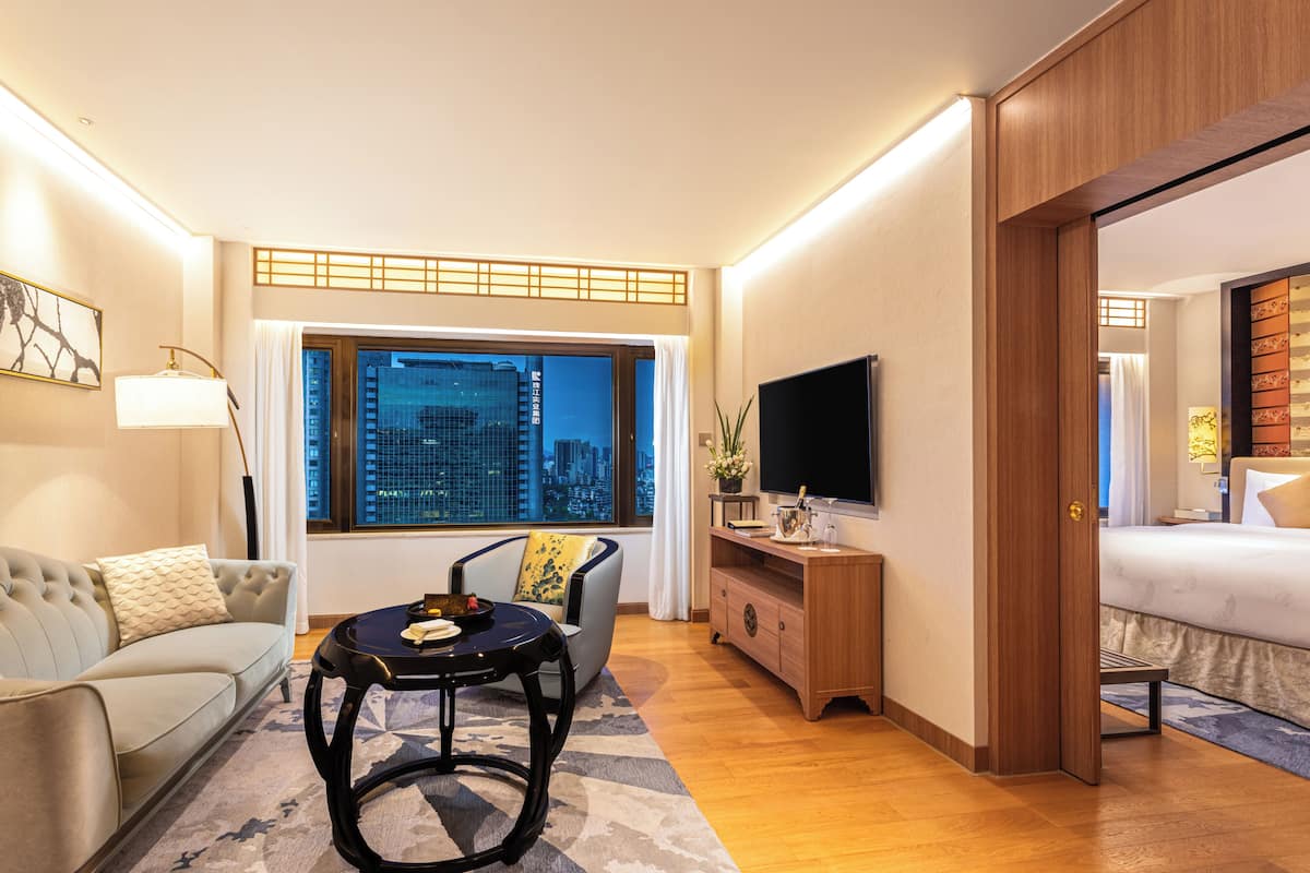 Luxe beddengoed, een minibar, een kluis op de kamer, een bureau