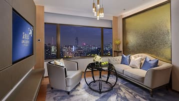 Suite | Seprai premium, minibar, brankas, dan meja kerja