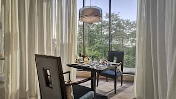 10 restaurants, breakfast, lunch, dinner served; international cuisine