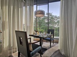 10 restaurants, breakfast, lunch, dinner served; international cuisine