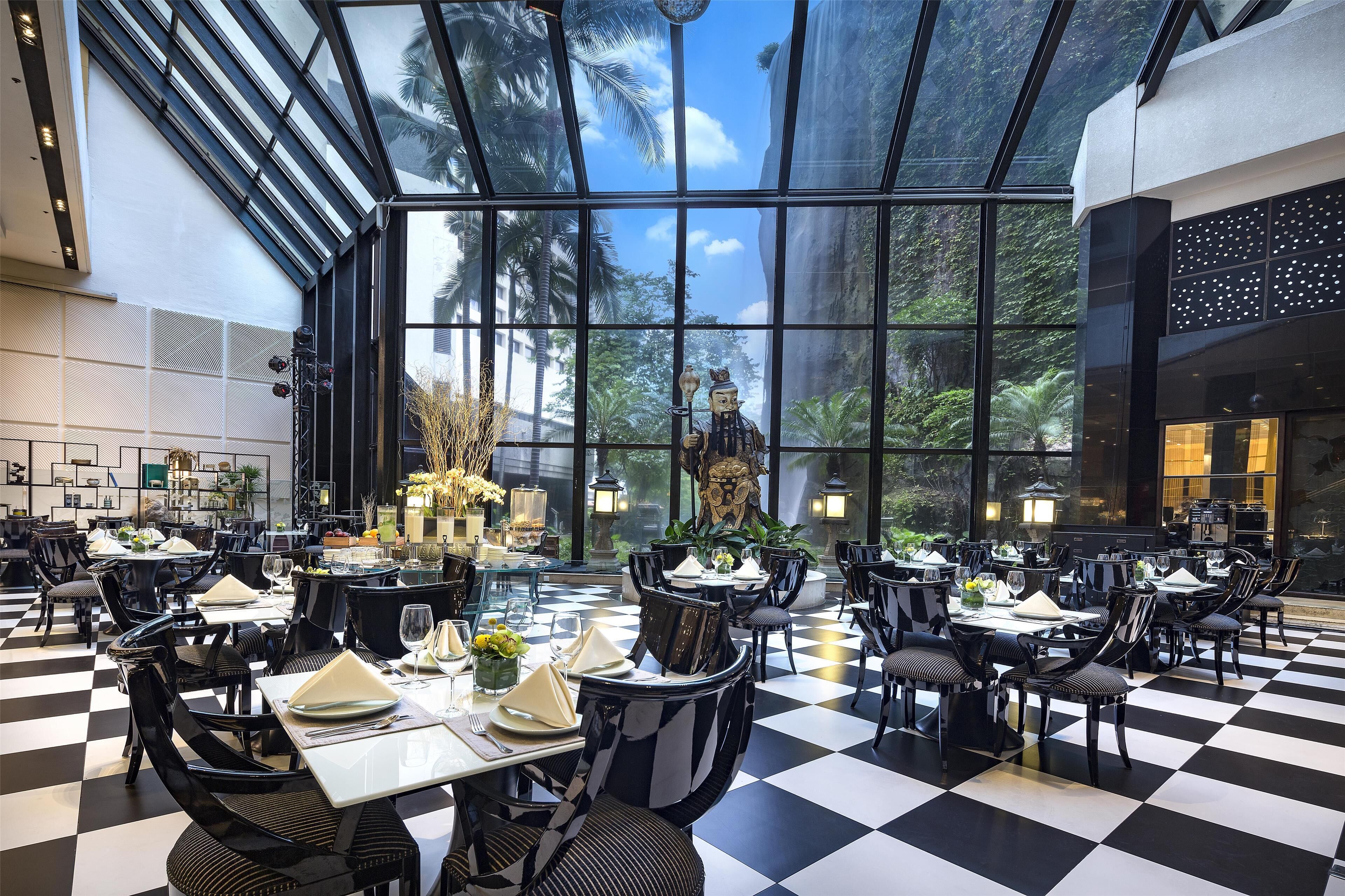 10 restaurantes; se sirven desayunos, comidas, cenas y brunch