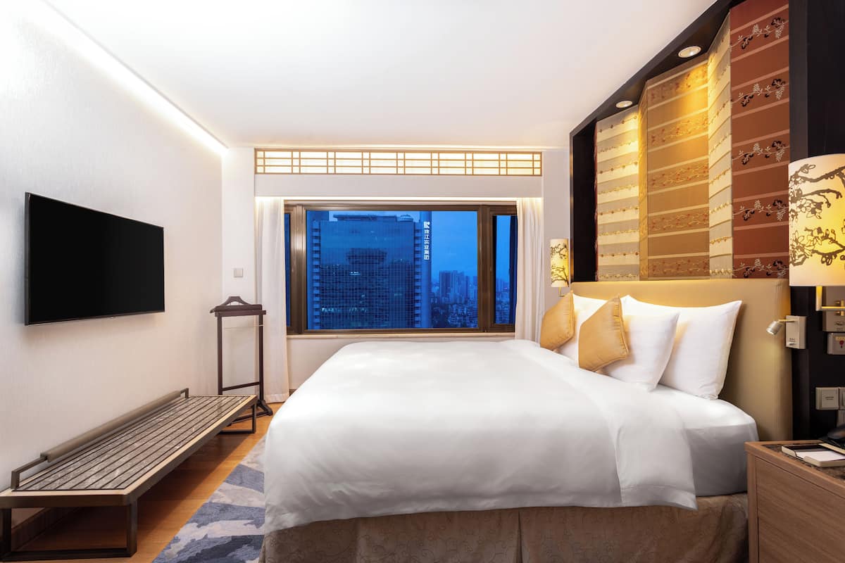 Luxe beddengoed, een minibar, een kluis op de kamer, een bureau