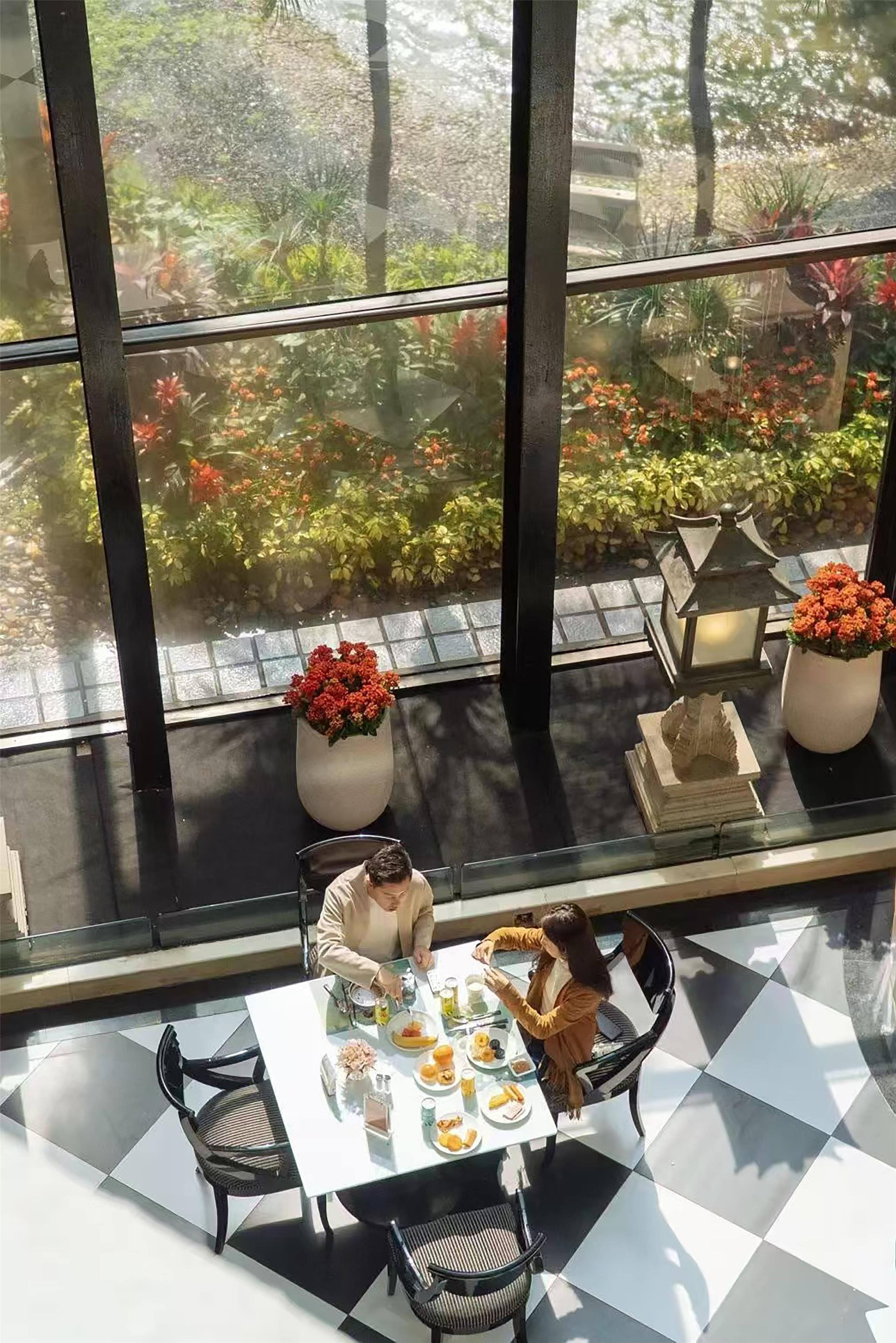 9 restaurants, breakfast, lunch, dinner served; international cuisine