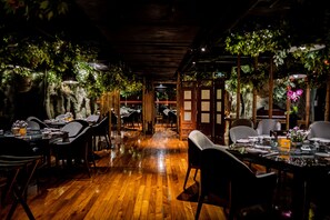 9 restaurantes; se sirve desayuno, almuerzo y cena; cocina internacional
