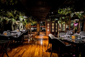 9 restaurants, breakfast, lunch, dinner served; international cuisine