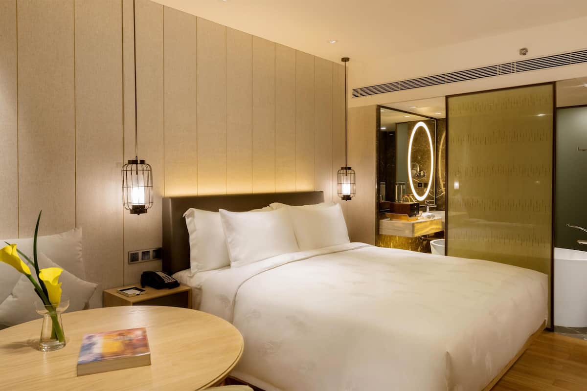 1 bedroom, premium bedding, minibar, in-room safe