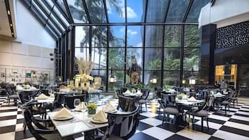10 间餐厅,供应早餐、午餐和晚餐,国际美食