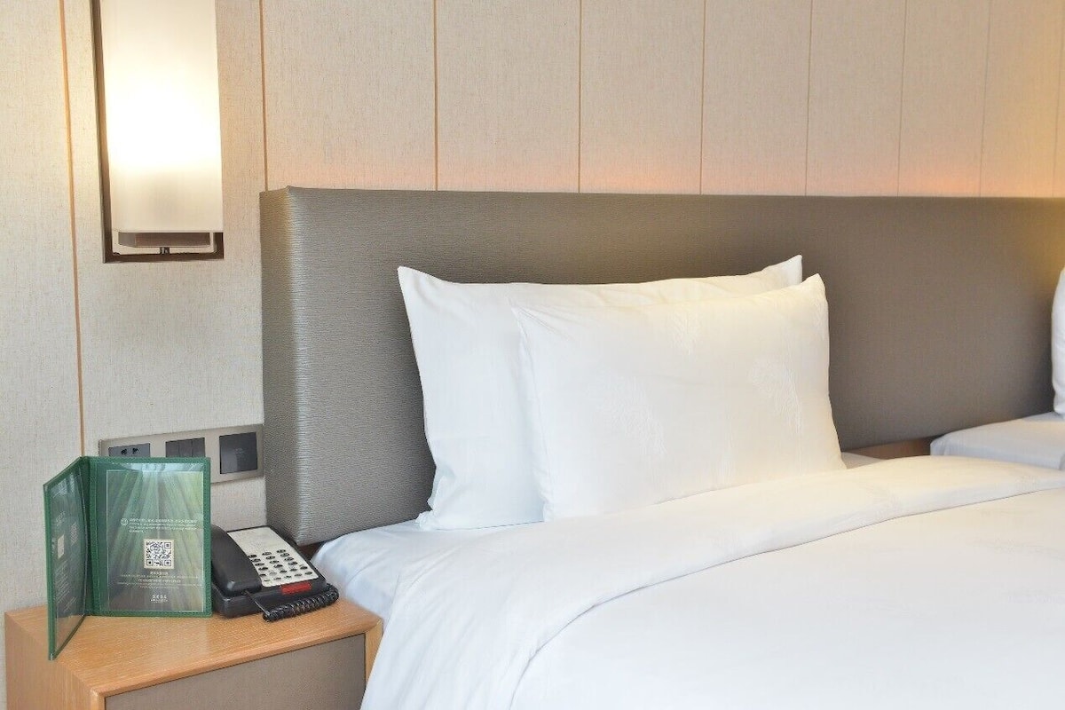 1 bedroom, premium bedding, minibar, in-room safe