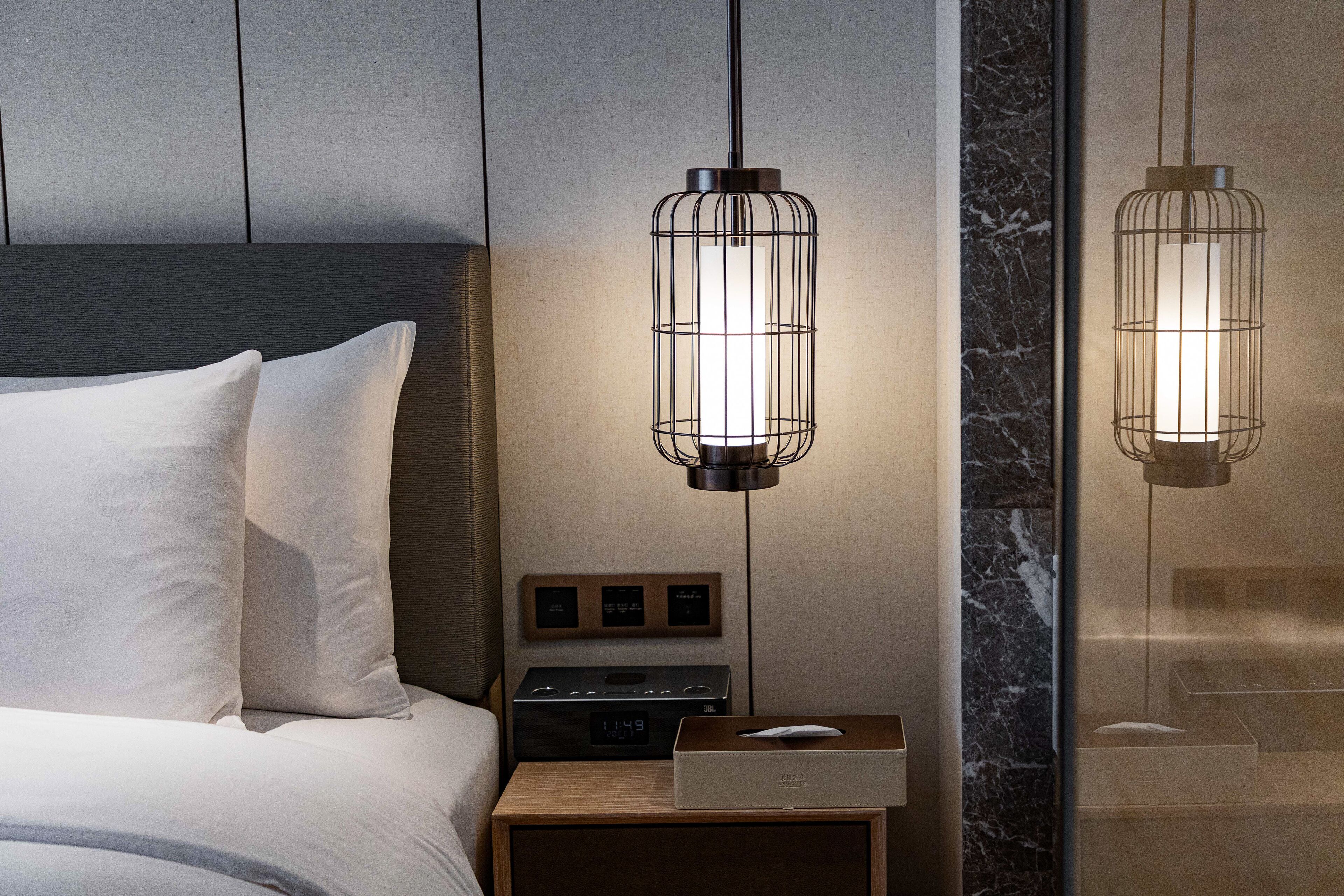 Sengetøy av topp kvalitet, minibar, safe på rommet og skrivebord