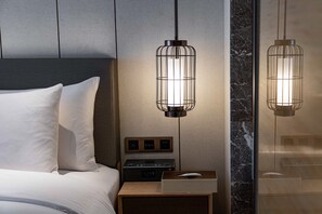 Seprai premium, minibar, brankas, dan meja kerja