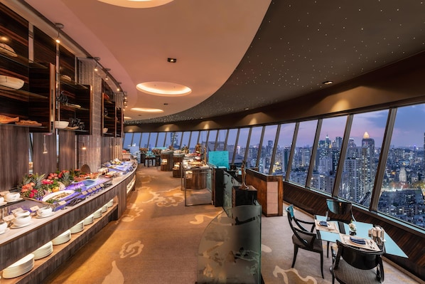 10 restaurants, breakfast, lunch, dinner served; international cuisine