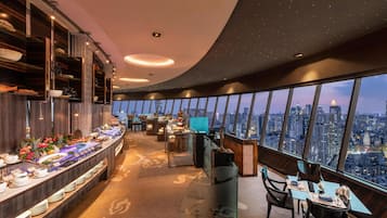 10 restaurants; breakfast, lunch, dinner, and brunch served