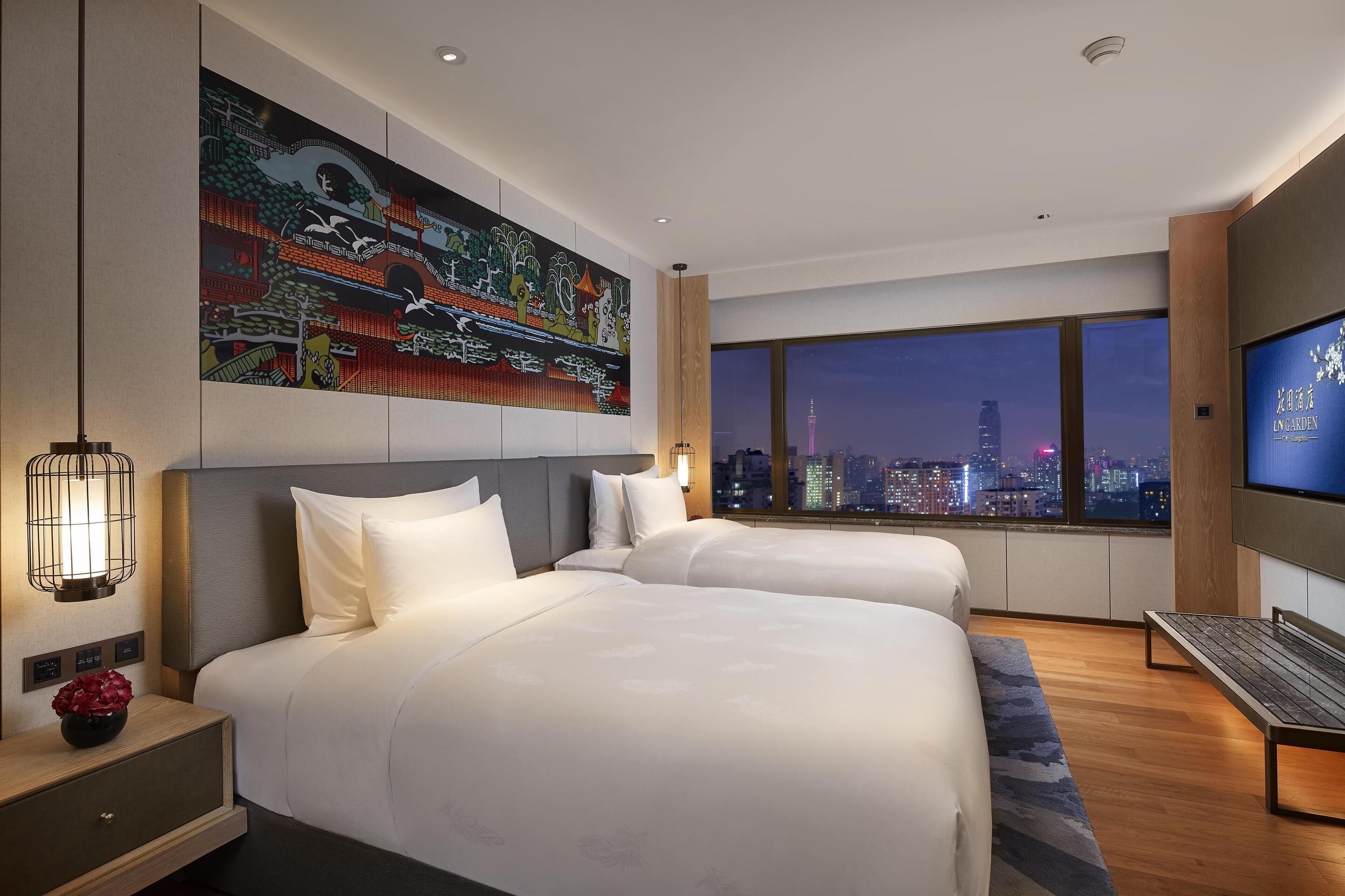 高档床上用品、迷你吧、客房内保险箱、办公桌