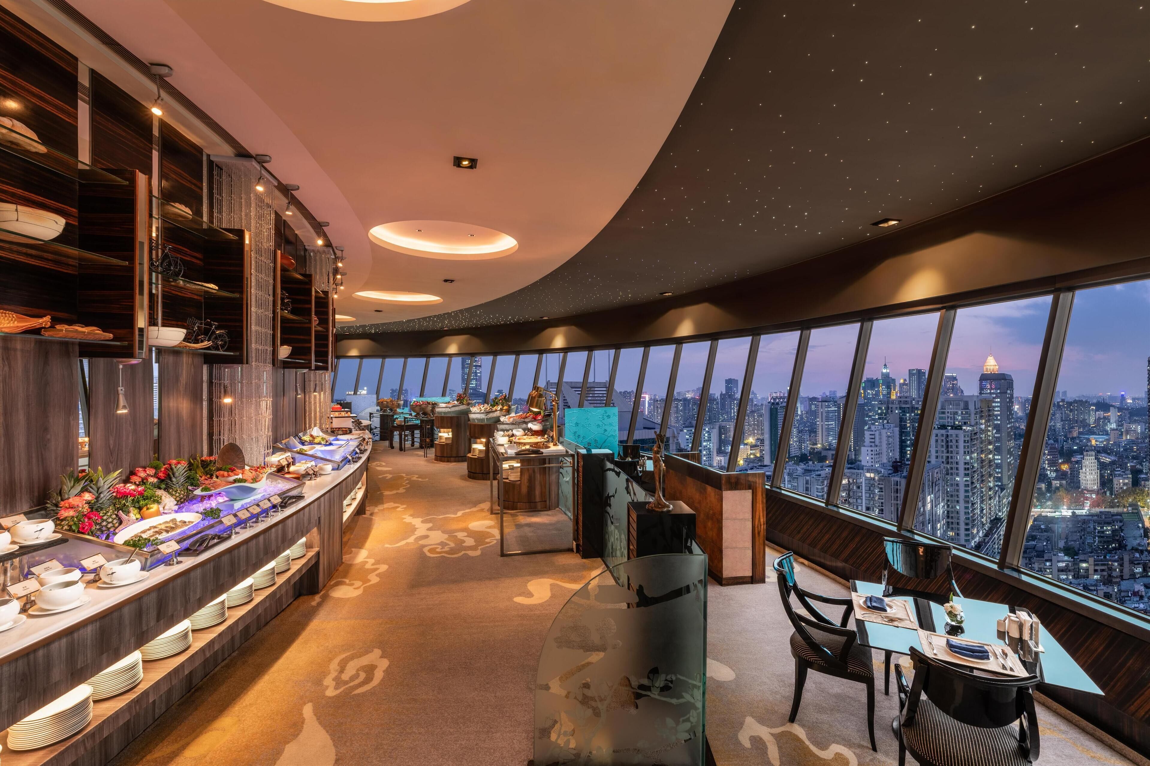 10 間餐廳；供應早餐、午餐、晚餐；多國菜