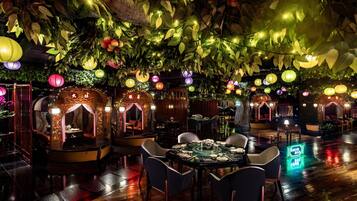 10 restaurants, breakfast, lunch, dinner served; international cuisine