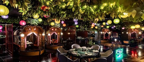 10 restaurantes; se sirven desayunos, almuerzos y cocina internacional