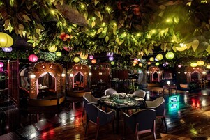 10 restaurants, breakfast, lunch, dinner served; international cuisine