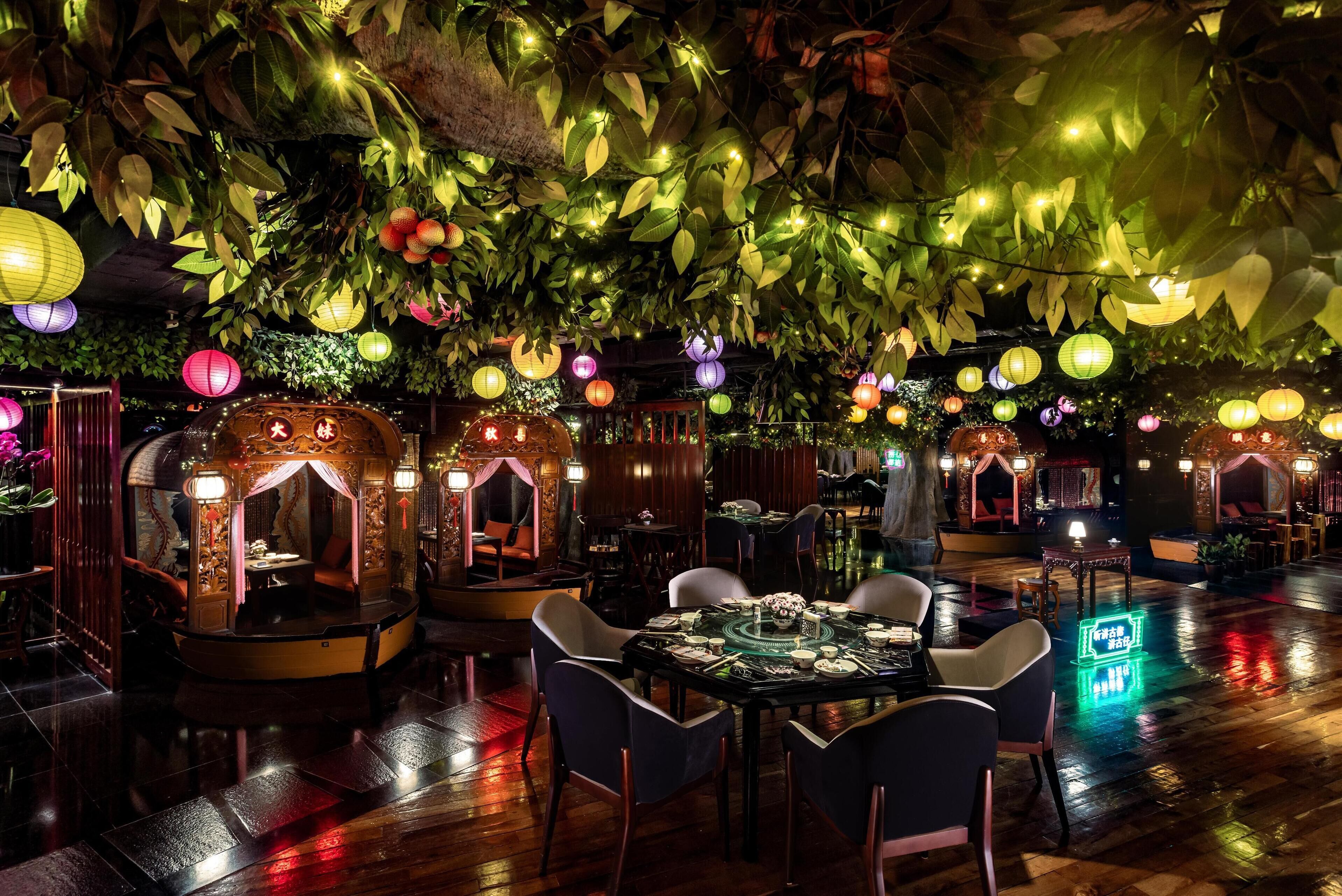 10 restaurants; breakfast, lunch, dinner, and brunch served