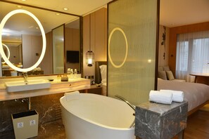 Separate bathtub and shower, rainfall showerhead, hair dryer, bathrobes - The Garden Hotel Guangzhou (Guangzhou)