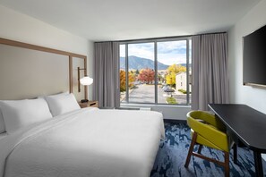 Quarto, 1 cama King, para não fumantes, vista para a montanha | Roupas de cama premium, edredons de pluma, camas com colchões pillow-top
