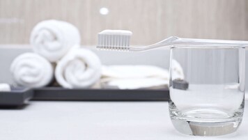 Combined shower/tub, hair dryer, towels