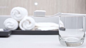 Bañera con ducha, secador de pelo, toallas