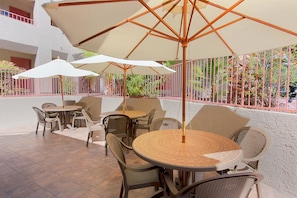 Piscine extérieure, parasols, chaises longues