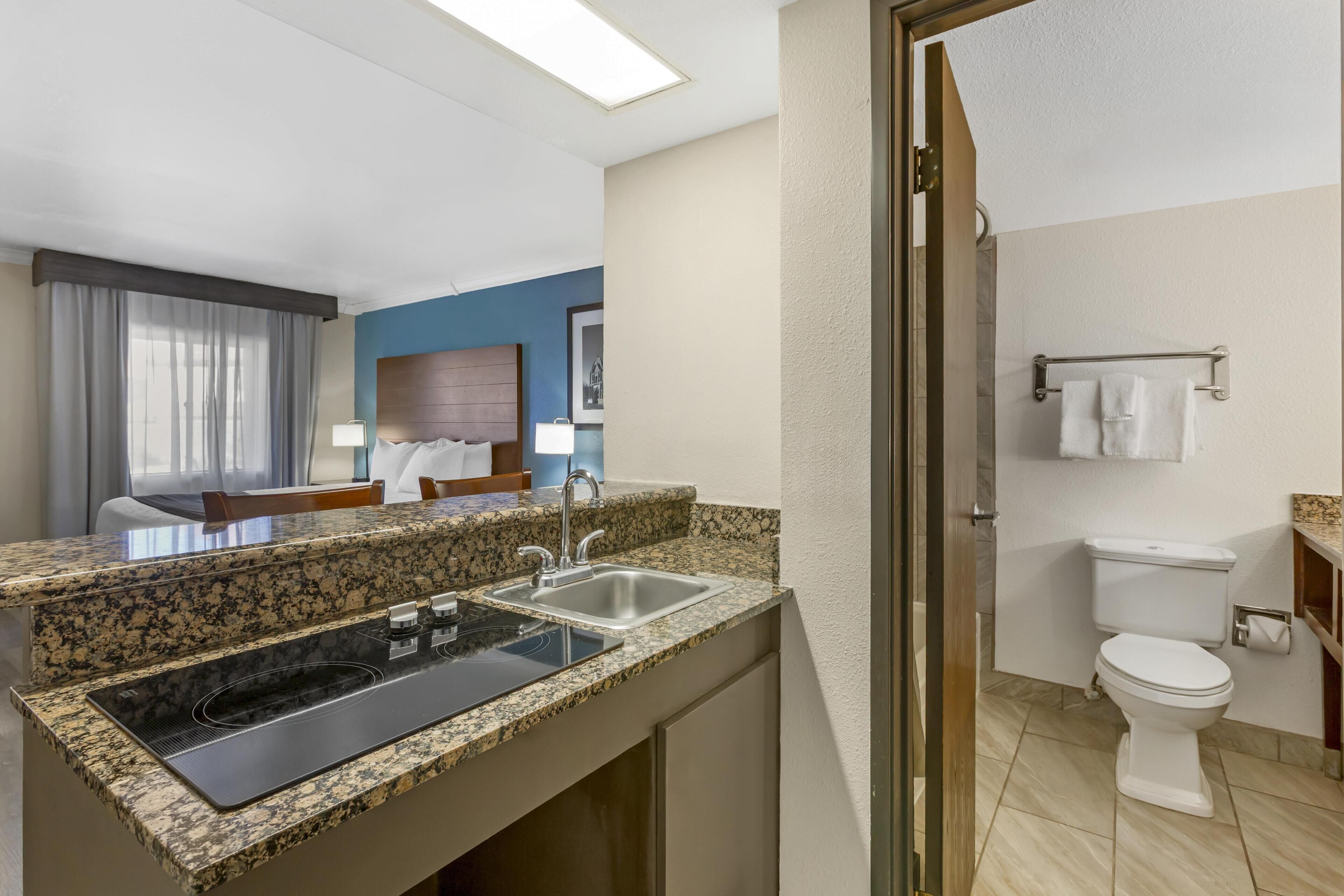 Habitación estándar, 1 cama King size, para no fumadores (with Single Sofabed) | Baño | Tina con regadera, amenidades de baño gratuitas, secadora de cabello 